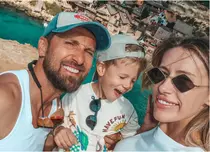 Imagini adorabile cu Dani Oțil și fiul său în Malta. Familia prezentatorului l-a vizitat la filmările „Power Couple”