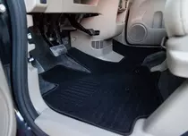 Covoare auto din cauciuc vs. covoare din mochetă – ce să alegi dacă circuli mai mult iarna în oraș?