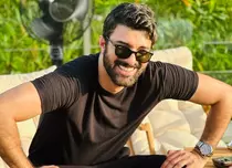 Engin Akyürek revine la TV și pe Netflix! Ce rol joacă alături de Asli Enver în „Old Money”, pe Netflix
