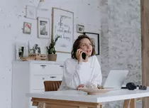 Ghid pentru un birou productiv acasă: 4 elemente cheie pentru un spațiu de lucru eficient și plăcut