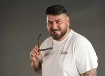 Cosmin Nedelcu alias Micutzu, dincolo de The Ticket. „Îmi place să gătesc, să citesc și să cânt la pian”. EXCLUSIV