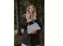 Accesoriile care definesc o ținută de iarnă: de la eșarfă la geanta perfectă