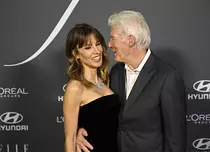 Richard Gere și Alejandra Silva, apariție romantică pe covorul roșu. Momentul care a atras toate privirile