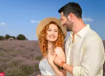 „Iubire cu parfum de lavandă” intră pe Netflix. Tot ce trebuie să știi despre serialul cu Adrian Nartea și Michaela Prosan