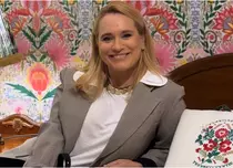 Cum arată casa părinților Andreei Esca. „Vedetele ei preferate”. Detaliul de pe sifonierul mamei care a emoționat-o pe vedeta Pro TV