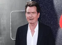 Charlie Sheen, din nou în scandal: fosta soție îl acuză că îi datorează peste 15 milioane de dolari pentru gemeni
