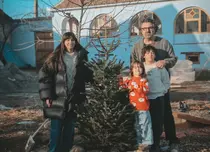 Dana Rogoz a împodobit bradul și la Viscri: „L-am plantat în curte, provizoriu. Ne place mult”. Imagini adorabile cu familia vedetei