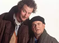 „Singur Acasă”, filmul care continuă să fascineze românii de Crăciun. Ce fac azi Joe Pesci și Daniel Stern, hoții din celebra serie