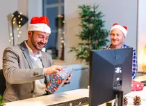 Sondaj eJobs: 9 din 10 angajatori vor acorda beneficii de Crăciun angajaților. Cei mai mulți vor primi prime în bani, petrecere de final de an cu echipa și vouchere cadou