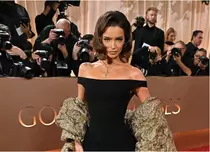 Cine este Maura Higgins. Apariția neașteptată care a surprins la Globurile de Aur 2026, alături de starurile de la Hollywood