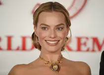 Margot Robbie, apariție de 8 milioane de dolari. A purtat colierul legendar al lui Elizabeth Taylor la premiera „Wuthering Heights”