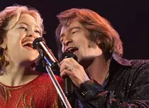 „Song Sung Blue: Un vis în doi”, povestea reală care i-a emoționat pe Hugh Jackman și Neil Diamond