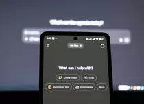 Sondaj eJobs: 4 din 10 români folosesc zilnic inteligența artificială. Jumătate cred că AI le va simplifica viața în următorii ani