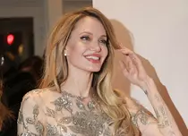 Cum arăta Angelina Jolie în copilărie: Dezvăluirile tulburătoare ale fostei bone despre suferința ascunsă a vedetei. „Râdeau de ea”