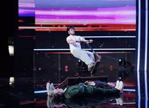 Cine este Maximilian Bijak, adolescentul care a „zburat” peste jurații de la „Românii au talent”. Show-ul de aur al campionului din Germania