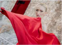 Iuliana Pepene a lăsat pupitrul știrilor pentru o locație magică. Detaliul chic de pe umerii vedetei care a atras toate privirile