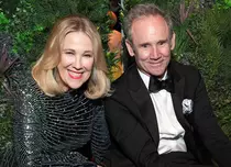 Povestea neștiută a celebrei Catherine O’Hara: Tim Burton i-a găsit soțul pe platourile de filmare. Au fost împreună timp peste 30 de ani