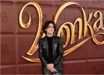 Filme la TV luni, 9 februarie 2026. Timothée Chalamet devine „Wonka”, iar John Travolta este un înger atipic în „Michael”