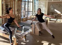 Amalia Enache, imagini inedite de la ora de pilates! Ce este „mucenic exercise”, mișcarea specială pe care a învățat-o alături de Iulia Pârlea