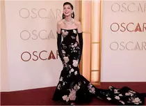 Gafe vestimentare la Oscar 2026. Timothée Chalamet, aspru criticat pentru look-ul „neglijent”, iar Anne Hathaway a șocat cu accesoriile alese