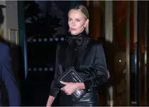 Charlize Theron, fabuloasă la 50 de ani la Săptămâna Modei Paris. Detaliul îndrăzneț care a atras toate privirile