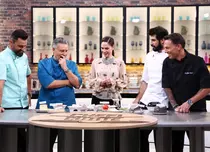 Spectacol total la Chefi la cuțite, 24 martie. Un concurent de 66 de ani a „zguduit” platoul: Mr. Hammerhand a spart nuci de cocos cu pumnul în fața juraților