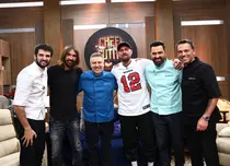 Dan Alexa și Gabi Tamaș, apariție surpriză la Chefi la cuțite: Ce au primit foștii fotbaliști în loc de cuțitele obișnuite