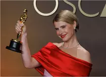 Jessie Buckley, în lacrimi pe scena Oscar 2026: Mesajul adorabil pentru fiica ei de 8 luni care „probabil visează la lapte”