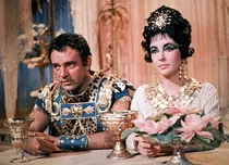 Diamante, pasiuni și un pechinez gurmand: Povestea fabuloasă a bijuteriilor lui Elizabeth Taylor purtate azi de Kim Kardashian și Margot Robbie