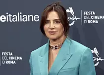 Cine este Luisa Ranieri, starul din „Lolita Lobosco”. Povestea actriței care a refuzat mănăstirea pentru lumina reflectoarelor