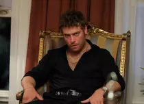 Cine este Mustafa Açilan, rebelul din „O nouă șansă”: a fost exmatriculat și are cicatrici pe față. Ce obicei bizar are actorul de la Kanal D
