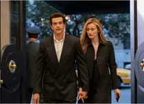 John F. Kennedy Jr. și Carolyn Bessette, povestea de dragoste care a obsedat America, integral pe Disney+. Secretele din spatele „Love Story”