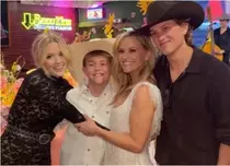 Reese Witherspoon, fabuloasă la 50 de ani! Rochia sclipitoare cu care a fost „regina balului”