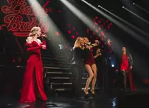 „Campioana blondă” a strălucit în roșu! Sandra Izbașa, surpriză uriașă la concertul Lidiei Buble