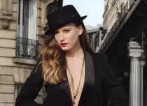 Serenay Sarikaya, apariție incendiară într-un sacou cu decolteu adânc. Detaliul care i-a înnebunit pe fanii cunoscutei actrițe