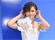 Spectacol hipnotizant la New York: Zendaya, „îmbrăcată” în 65.000 de pene de mătase. Rochia care a furat toate privirile