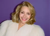 Lisa Kudrow a rupt tăcerea: Suma impresionantă pe care o încasează actorii din „Friends” la 20 de ani de la finalul serialului