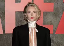 Charlize Theron a riscat totul pe covorul roșu: Detaliul din ținuta Dior care a lăsat audiența fără cuvinte la premiera „Apex”