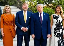 Alb-negru vs. Portocaliu regal: Lecția de diplomație vestimentară oferită de Melania Trump și Regina Máxima