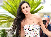 Lecție de stil la Cannes 2026! Demi Moore a uimit cu rochia cu buline 3D. Ce a spus despre AI și cât costă ținuta