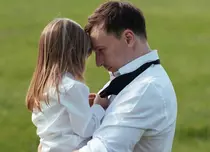 Imagini adorabile cu The Motans și fiica lui! Denis Roabeș, filmat alături de micuța Mia în noul videoclip „La Galop”