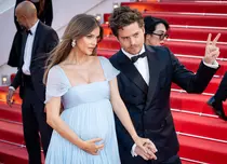 Barbara Palvin este însărcinată! Supermodelul și Dylan Sprouse au dat vestea cea mare chiar pe covorul roșu de la Cannes 2026