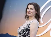 Geena Davis, apariție incendiară la 70 de ani! A făcut furori într-o rochie mini la premiera „The Boroughs”