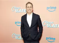 Jerry Seinfeld susține că serialul Friends a copiat Seinfeld: „Au folosit aceeași idee, dar cu oameni atrăgători”