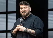 „Atenție, vin urșii!” Turneul național prin care Micutzu sărbătorește 20 de ani de stand-up comedy. În ce orașe ajunge