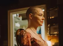 Marile premiere de pe SkyShowtime în iunie 2026: Michael Fassbender și Richard Gere în „Agenția”, iar Emma Stone luptă cu răpitorii în „Bugonia”