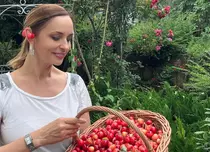 Andreea Marin, în costum de baie la 51 de ani. Mesajul amuzant al vedetei: „Să mă rumenesc puțin!”