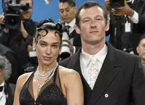 Dua Lipa și Callum Turner, nuntă faraonică într-un fost adăpost al Mafiei! De ce au ieșit oamenii în stradă să protesteze