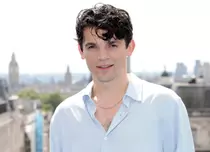 Edward Bluemel este noul Hercule Poirot. BBC reinventează celebrul detectiv în serialul „Hercule”