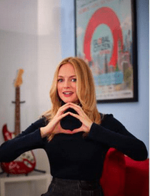 HAILEY BALDWIN- BLOND CU RĂDĂCINI MAI ÎNCHISE LA CULOARE